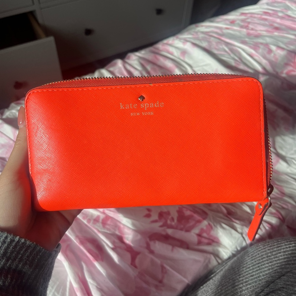 KATE SPADE NEW YORK ZIP AROUND CONTINENTAL WALLET ORANGE.